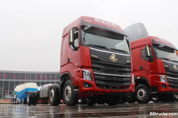Dongfeng Liuqi Chenglong H7 350 hp 6X2(8 wheels) 9.47m Livestock Transport Truck Exterior