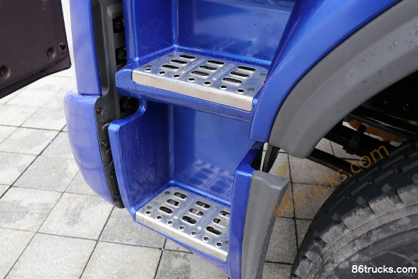 Dongfeng Liuqi Chenglong H5 Medium Truck 290 hp 6X2(8 wheels) 7.8m Cargo Truck with Grille Cab (2) | 86Trucks