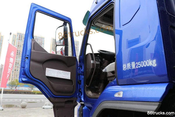 Dongfeng Liuqi Chenglong H5 Medium Truck 290 hp 6X2(8 wheels) 7.8m Cargo Truck with Grille Cab (1) | 86Trucks
