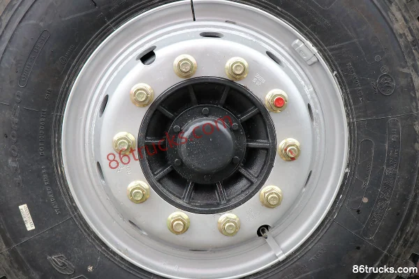 Dongfeng Liuqi Chenglong H5 Medium Truck 290 hp 6X2(8 wheels) 7.8m Cargo Truck with Grille Chassis (3) | 86Trucks