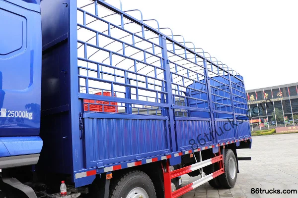 Dongfeng Liuqi Chenglong H5 Medium Truck 290 hp 6X2(8 wheels) 7.8m Cargo Truck with Grille Body (1) | 86Trucks