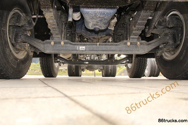 Dongfeng Liuqi Chenglong H7 400 hp 8X4(12 wheels) LNG Dump Truck Chassis (1) | 86Trucks