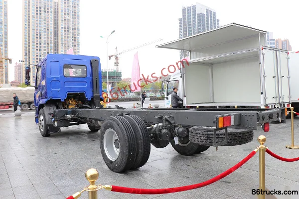 Dongfeng Liuqi New Chenglong M3 Medium Truck 200 hp 4X2(6 wheels) Cargo Truck Chassis (China VI) Exterior (3) | 86Trucks