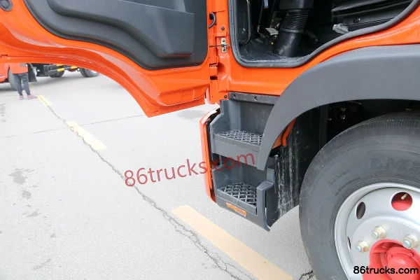 Dongfeng Duolika D9 195 hp 4X2(6 wheels) 6.8m wing van truck (China VI) Cab (3) | 86Trucks
