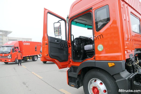 Dongfeng Duolika D9 195 hp 4X2(6 wheels) 6.8m wing van truck (China VI) Cab (1) | 86Trucks