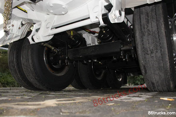 CIMC Ruijiang semi-remorque citerne à poudre légère type II 33 m³ Châssis (3) | 86Trucks