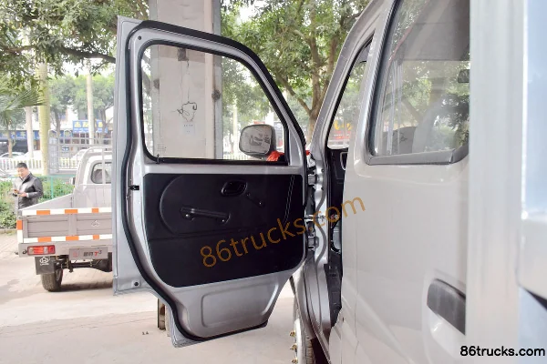Changan Kuayue New Leopard II 1.5L 112hp 4X2(6 wheels) 2.7m double-row stake truck mini truck Cab (2) | 86Trucks