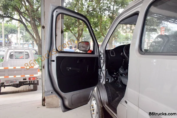 Changan Kuayue New Leopard II 1.5L 112hp 4X2(6 wheels) 2.7m double-row stake truck mini truck Cab (1) | 86Trucks