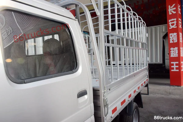 Changan Kuayue New Leopard II 1.5L 112hp 4X2(6 wheels) 2.7m double-row stake truck mini truck Body (1) | 86Trucks