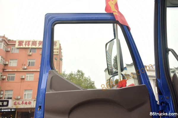 Dongfeng Liuqi Chenglong L3 160hp 4X2(6 wheels) 4.2m single-row sales truck Cab (2) | 86Trucks