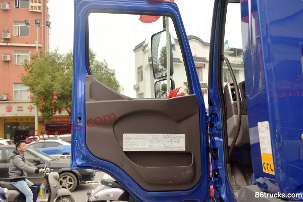 Dongfeng Liuqi Chenglong L3 160hp 4X2(6 wheels) 4.2m single-row sales truck Cab (1) | 86Trucks