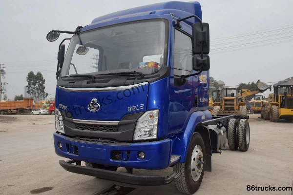 Dongfeng Liuqi Chenglong L3 170 hp 4X2(6 wheels) 7.7m Crew Cab Wing Opening Van Cargo Truck Exterior (3) | 86Trucks
