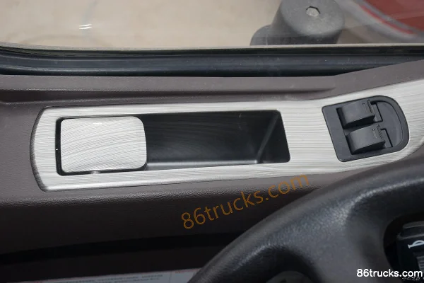 Dongfeng Liuqi Chenglong L3 170 hp 4X2(6 wheels) 7.7m Crew Cab Wing Opening Van Cargo Truck (3) | 86Trucks