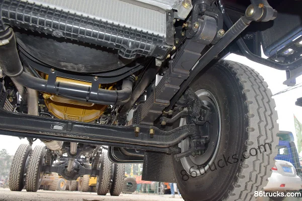 Dongfeng Liuqi Chenglong L3 170 hp 4X2(6 wheels) 7.7m Crew Cab Wing Opening Van Cargo Truck Chassis (3) | 86Trucks