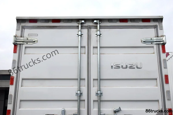 Isuzu 100P 130 ch 4X2(6 roues) camion léger fourgon double cabine 3,245 m Carrosserie (3) | 86Trucks