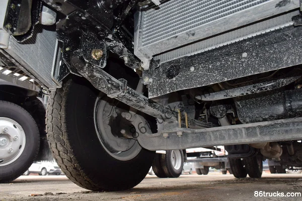 Qingling Isuzu 100P 98 hp 4X2(6 wheels) 3.825m crew cab van light truck Chassis (2) | 86Trucks