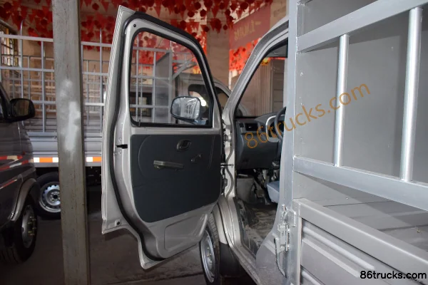 Changan Kuayue Xinbao MINI 1.2L 88hp 4X2(6 wheels) 3.05m single-row stake truck micro truck Cab (1) | 86Trucks