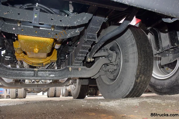 Dongfeng Liuqi Chenglong H7 Heavy Truck 420 hp 8X4(12 wheels) 9.5m Stake Cargo Truck Chassis (3) | 86Trucks
