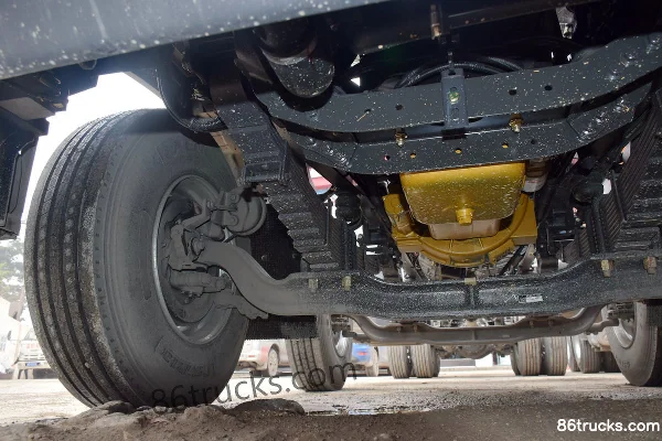 Dongfeng Liuqi Chenglong H7 Heavy Truck 420 hp 8X4(12 wheels) 9.5m Stake Cargo Truck Chassis (2) | 86Trucks