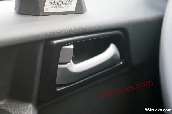 Sinotruk HOWO G5X camion moyen 2018 version logistique 210 ch 4X2(6 roues) camion porteur à ridelles 6,75 m cabine avancée (3) | 86Trucks