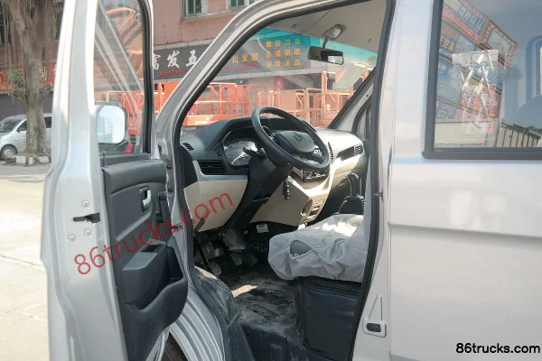 Changan Kuayue Wang X5 1.5L 112hp 4X2(6 wheels) 3.035m double-row van light truck Cab (3) | 86Trucks