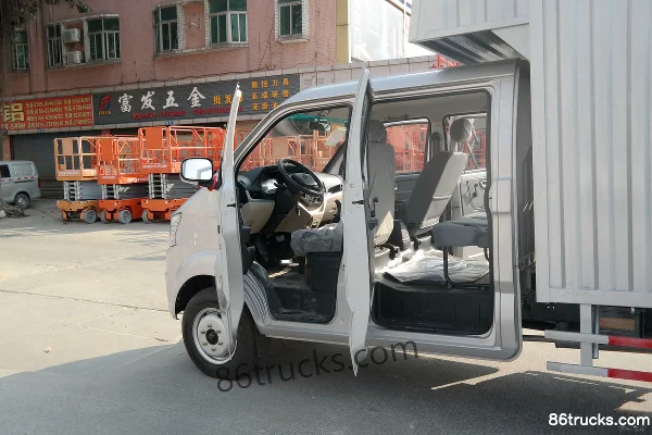 Changan Kuayue Wang X5 1.5L 112hp 4X2(6 wheels) 3.035m double-row van light truck Cab (2) | 86Trucks