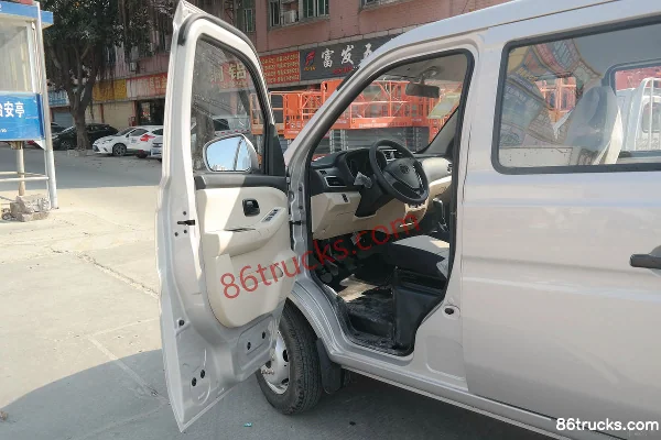 Changan Kuayue Wang X1 Standard Edition 1.5L CNG 97 hp 4X2(6 wheels) 2.71m double-row flatbed micro truck (China VI) Cab (2) | 86Trucks