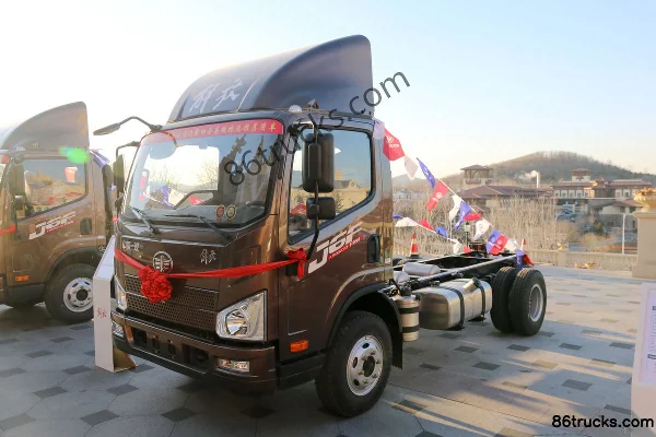 FAW Jiefang J6F Northern Edition 150hp 4X2(6 wheels) 4.21m single-row cage light truck Exterior (3) | 86Trucks