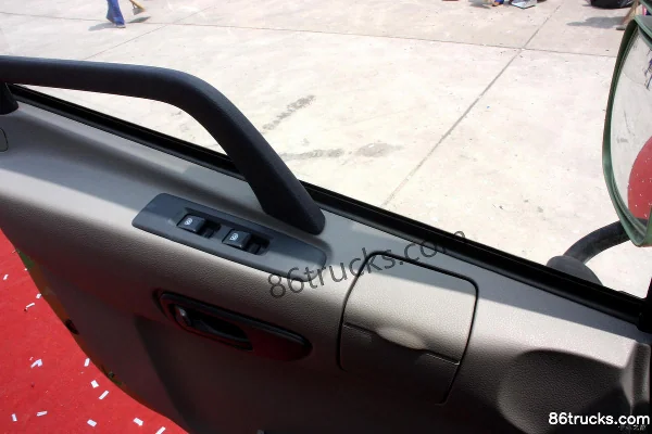 Dongfeng Commercial Vehicle Tianjin Medium Truck 160hp 4X2(6 wheels) 4X2 cargo truck chassis Cab (2) | 86Trucks