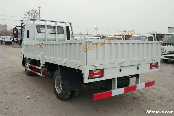 Yuejin Chaoyue C500-33 140hp 4X2(6 wheels) 4.06m Single Row Flatbed Light Truck Exterior (2) | 86Trucks
