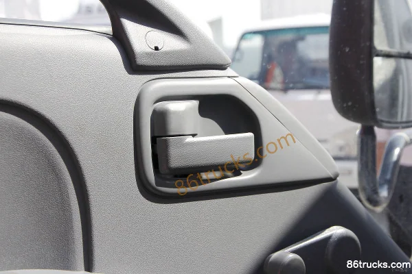 Qingling Isuzu EV100 4.5T 4.25m single-row pure electric van truck (range 315) 96.77kWh 4X2(6 wheels) Interior (3) | 86Trucks