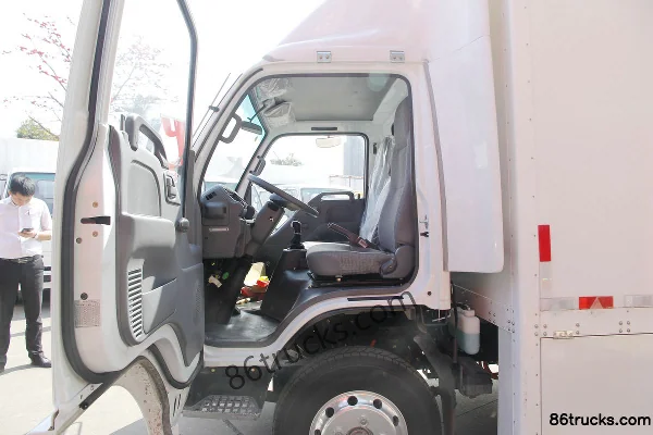 Qingling Isuzu EV100 4.5T 4.25m single-row pure electric van truck (range 315) 96.77kWh 4X2(6 wheels) Interior (1) | 86Trucks