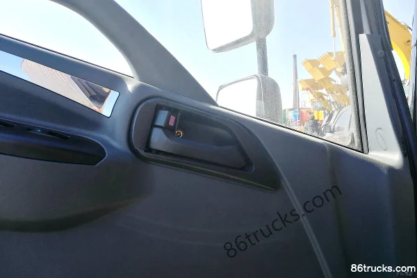 Tangjun Ouling K7 Series 156hp 4X2(6 wheels) 4.07m single-row van light truck Cab (2) | 86Trucks