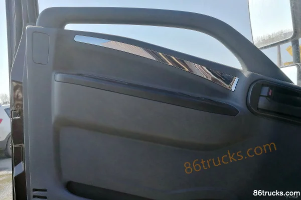 Tangjun Ouling K7 Series 156hp 4X2(6 wheels) 4.07m single-row van light truck Cab (1) | 86Trucks