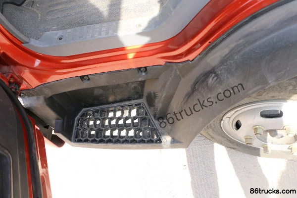 Sinotruk HOWO Tongshuai 141 hp 4X2(6 wheels) 4.15m single-row sales van truck Cab (2) | 86Trucks
