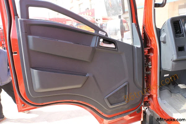 Sinotruk HOWO Tongshuai 141 hp 4X2(6 wheels) 4.15m single-row sales van truck Cab (1) | 86Trucks