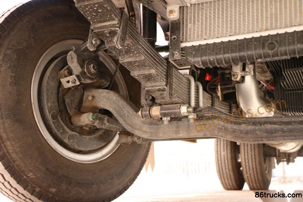 Sinotruk HOWO Tongshuai 141 hp 4X2(6 wheels) 4.15m single-row sales van truck Chassis (2) | 86Trucks