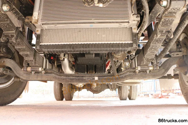 Sinotruk HOWO Tongshuai 141 hp 4X2(6 wheels) 4.15m single-row sales van truck Chassis (1) | 86Trucks