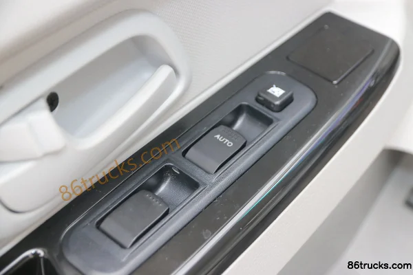Jinbei New Hiace 2016 Luxury 112 hp 2.2L passenger van Cab (2) | 86Trucks