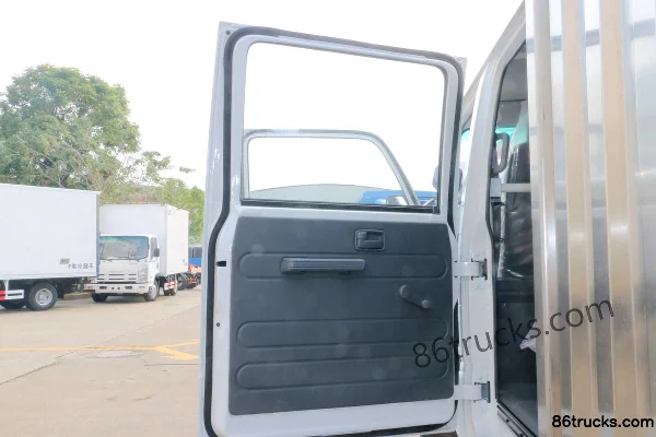 Qingling Isuzu 600P 130 hp 4X2(6 wheels) 3.07m Double Row Van Fish Transport Truck (Shunzhao Brand) Cab (3) | 86Trucks