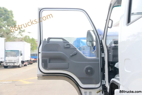 Qingling Isuzu 600P 130 hp 4X2(6 wheels) 3.07m Double Row Van Fish Transport Truck (Shunzhao Brand) Cab (2) | 86Trucks