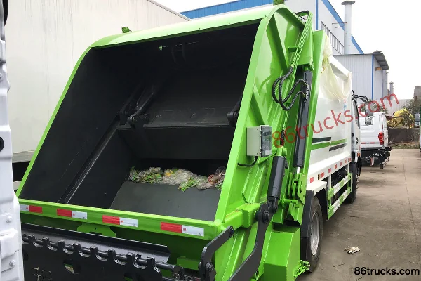 Dongfeng Duolika D7 156 hp 4X2(6 wheels) Compressed Garbage Truck (Chengliwei Brand) Exterior (2) | 86Trucks