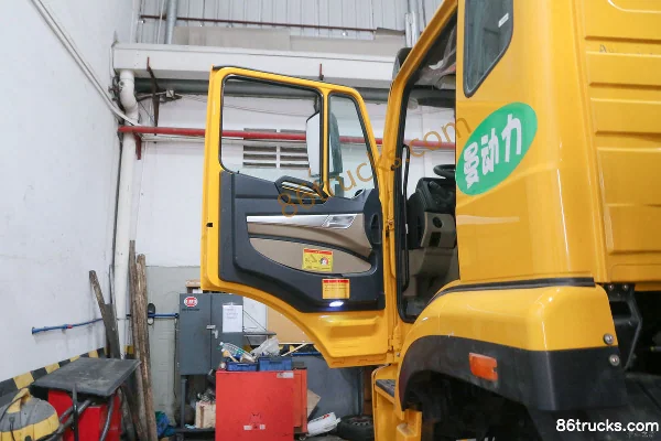 Sinotruk Haohan J5G 340hp 8X4(12 wheels) 5.6m AMT automatic dump truck Cab (1) | 86Trucks