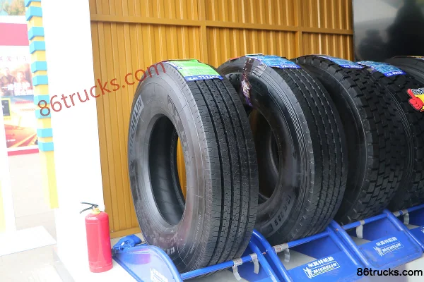 Michelin X LINE ENERGY Z (12R22.5) Tubeless Fuel-Efficient Tire Exterior (2) | 86Trucks