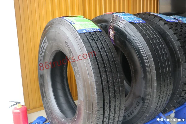 Michelin X LINE ENERGY Z (12R22.5) Tubeless Fuel-Efficient Tire Exterior