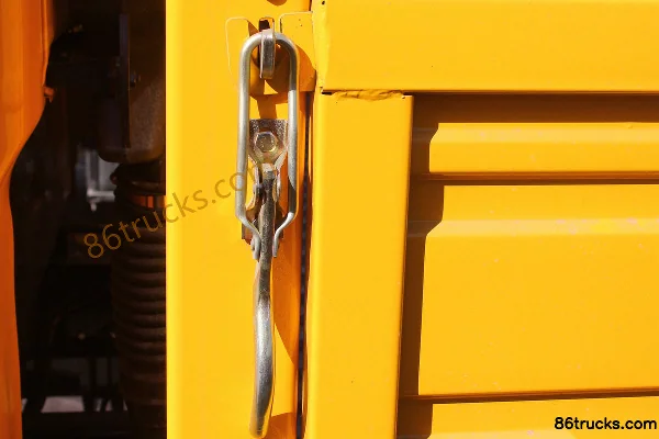 Dongfeng Captain K6-N 115 hp 4X2(6 wheels) 3.13m Double Row Flatbed Light Truck Body (1) | 86Trucks