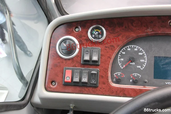 Sinotruk HOVA camion lourd 266 ch 4X2(6 roues) tracteur routier LNG Cabine (3) | 86Trucks