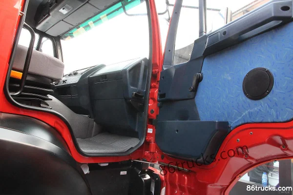 Sinotruk Golden Prince heavy truck 300 hp 6X4(10 wheels) 5.6m dump truck Cab (1) | 86Trucks