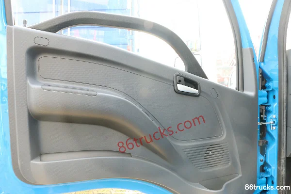 Yuejin Shangjun X100-33 116 hp 4X2(6 wheels) 4.2m single-row flatbed truck Cab (1) | 86Trucks
