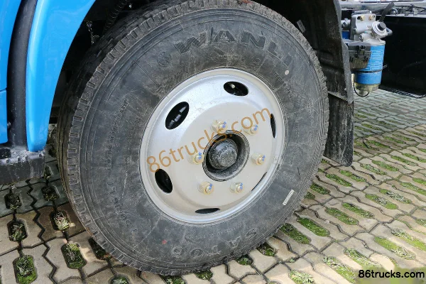 Yuejin Shangjun X100-33 116 hp 4X2(6 wheels) 4.2m single-row flatbed truck Chassis (2) | 86Trucks